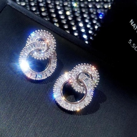 NEW 18K White Gold Diamond Double Circle Earrings - Picture 3 of 3